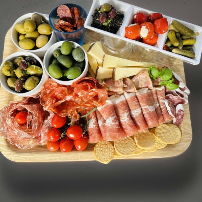 Antipasti med prosciutto, salami, oliver, cornichon, paprika fylld med fetaost – Photo from Pallas Deli by Pallas deli P. (21/05/2024)