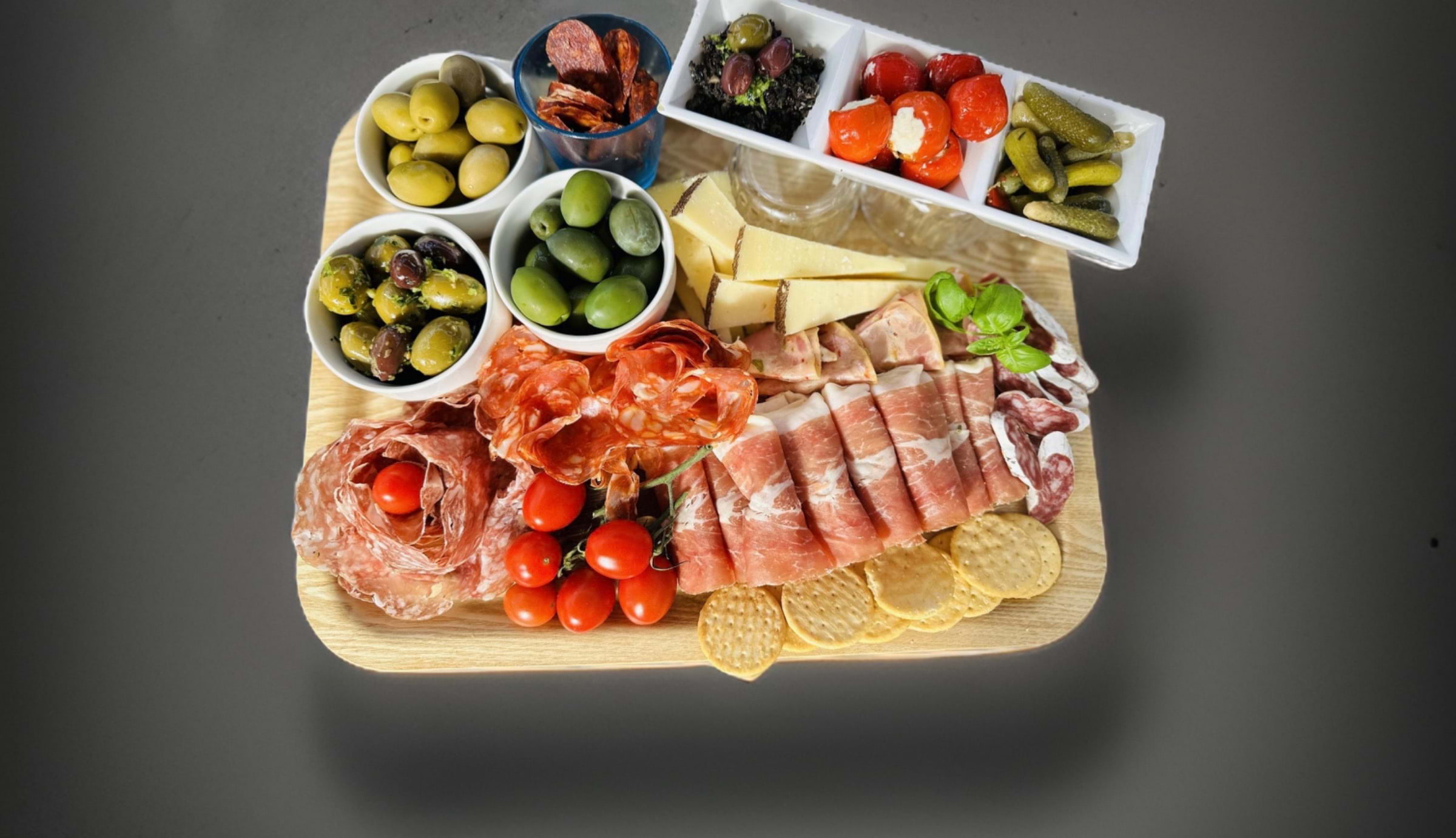 Antipasti med prosciutto, salami, oliver, cornichon, paprika fylld med fetaost – Photo from Pallas Deli by Pallas deli P. (21/05/2024)