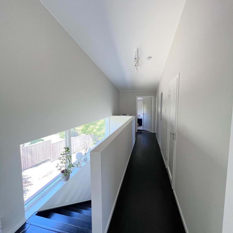 V&auml;gg och takm&aring;lning i en villa &ndash; Bild fr&aring;n P&aring;lmans M&aring;leri AB av David&nbsp;P. (2026-03-23)