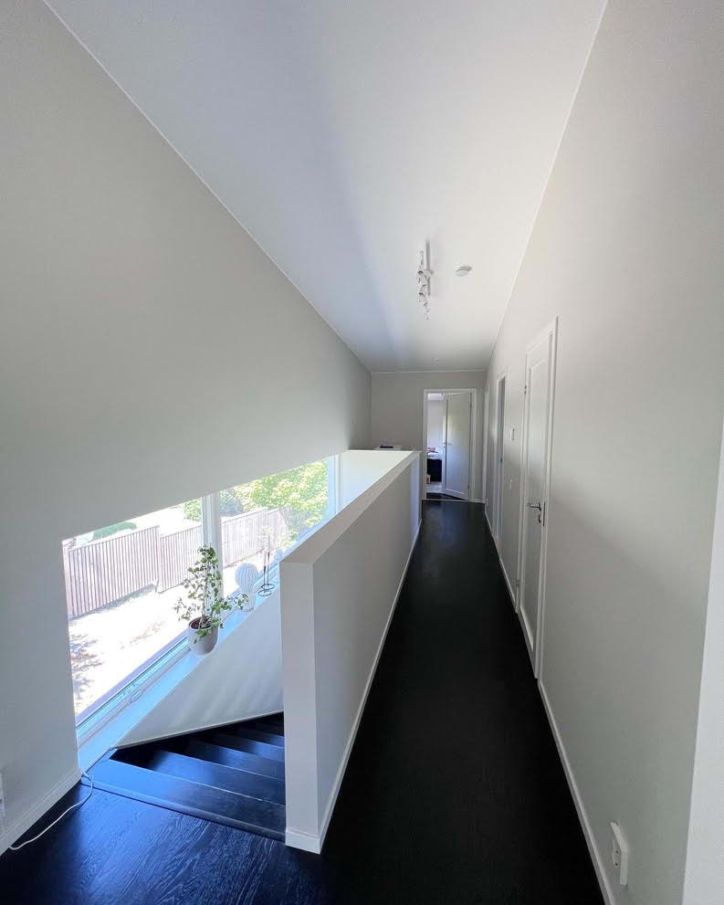 V&auml;gg och takm&aring;lning i en villa &ndash; Bild fr&aring;n P&aring;lmans M&aring;leri AB av David&nbsp;P. (2026-03-23)