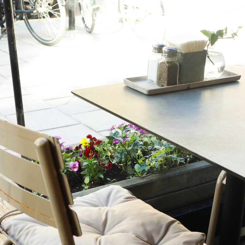 Uteservering &ndash; Bild fr&aring;n Phil's F&auml;lt&ouml;versten av Minna&nbsp;L. (2026-03-10)