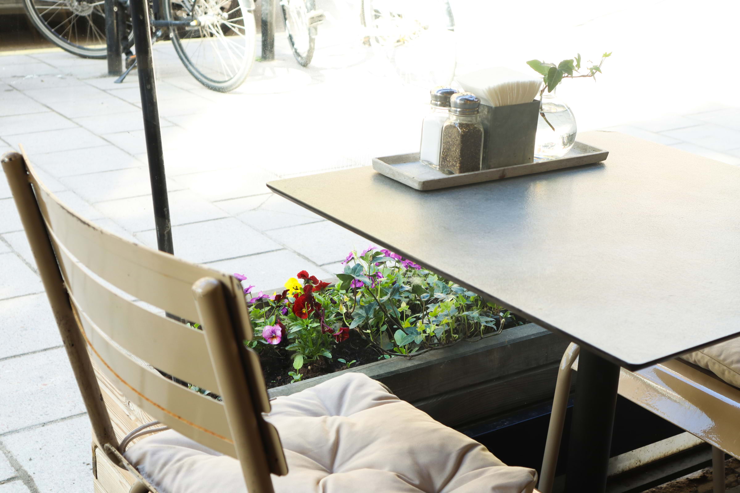 Uteservering &ndash; Bild fr&aring;n Phil's F&auml;lt&ouml;versten av Minna&nbsp;L. (2026-03-10)