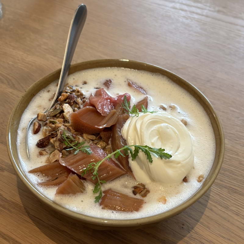 Gr&ouml;t med rabarber &ndash; Photo from Pom & Flora Odengatan by Lisa&nbsp;M. (07/04/2026)