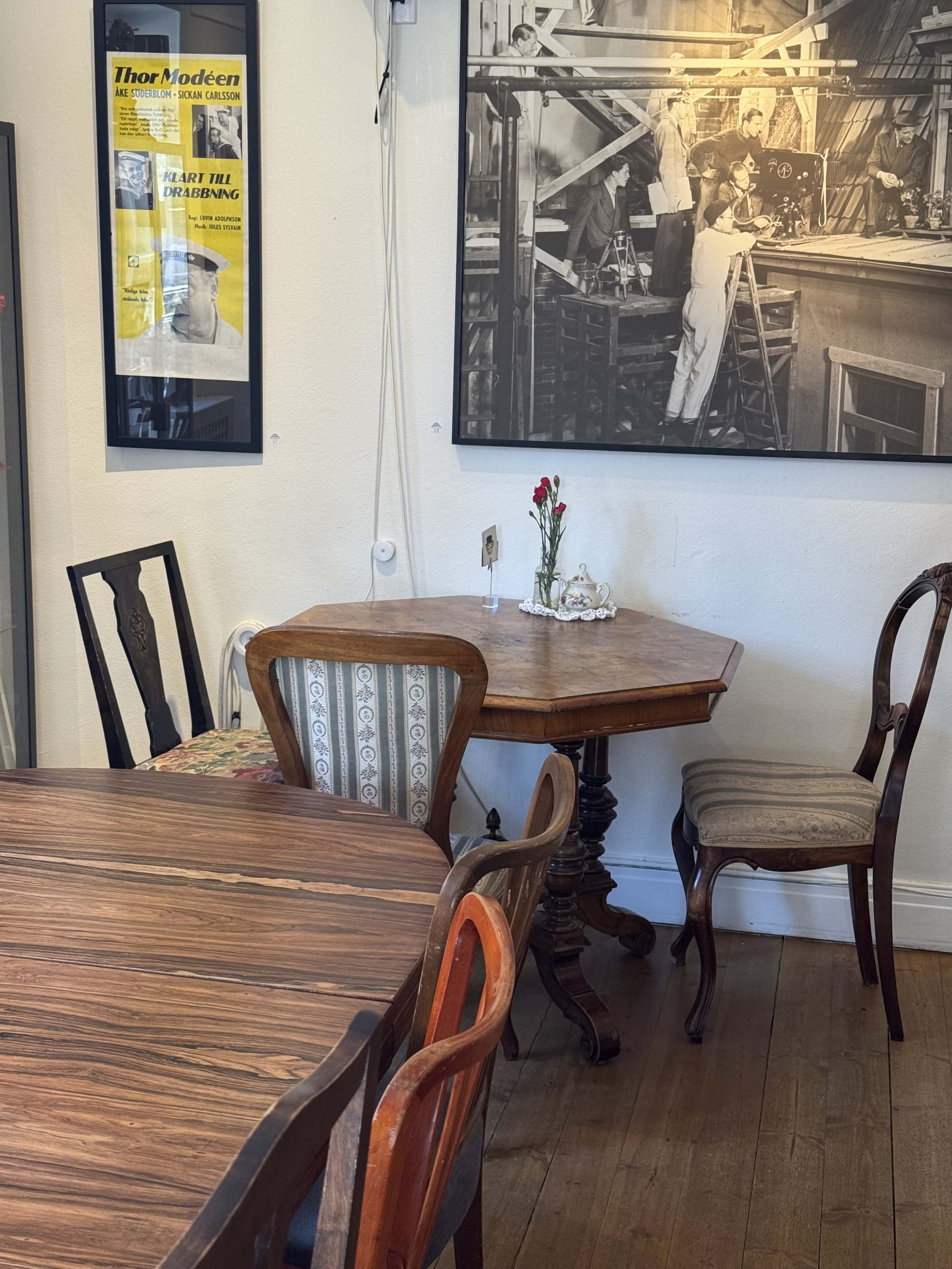 Bild från Portvaktsstugans våffelkafé av Sarah A. (2026-04-12)