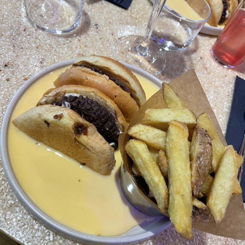 Burgaren i osts&aring;s! . &ndash; Bild fr&aring;n Pom Friterie av Anna&nbsp;T. (2026-04-14)