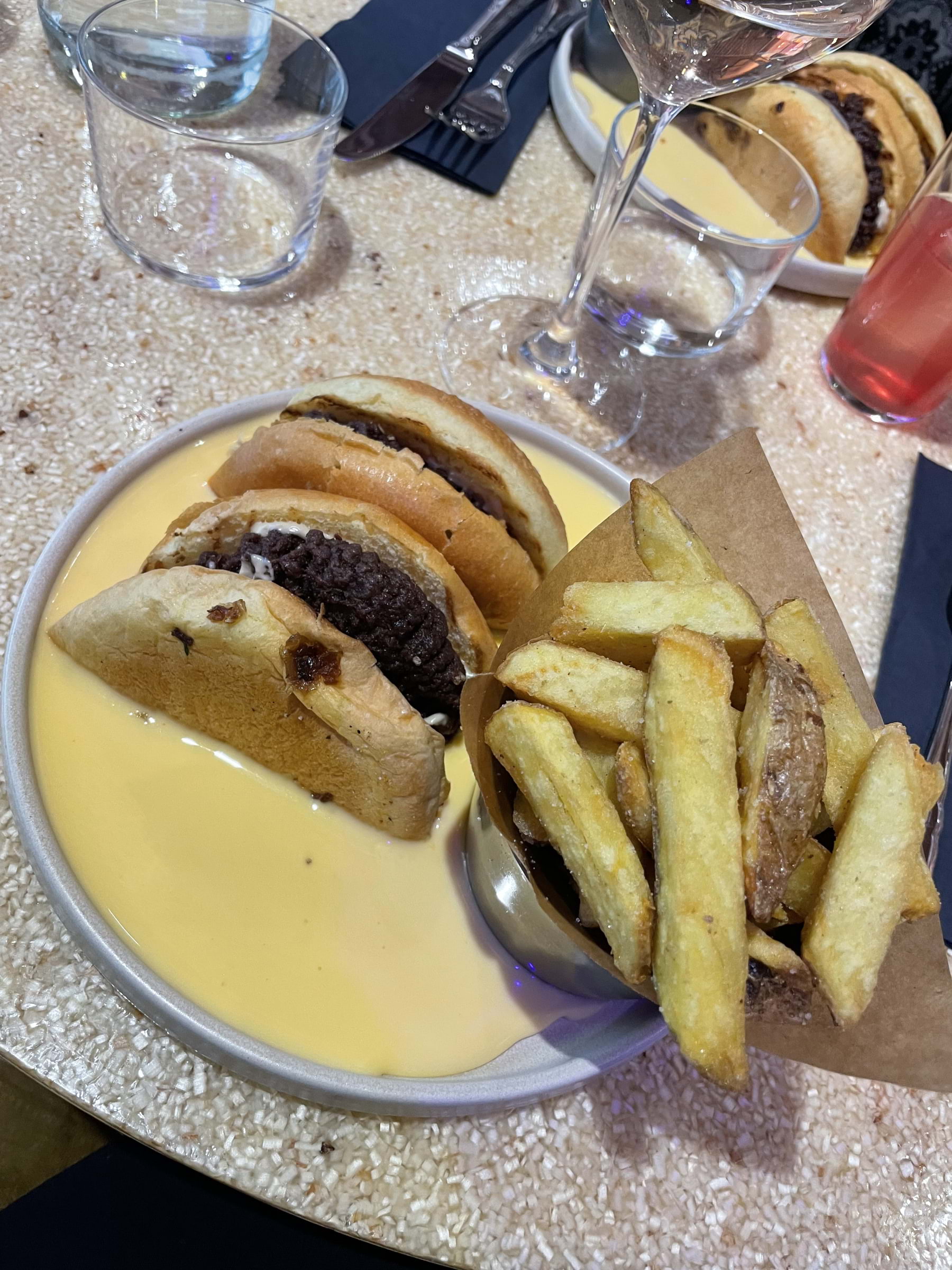 Burgaren i osts&aring;s! . &ndash; Photo from Pom Friterie by Anna&nbsp;T. (14/04/2026)