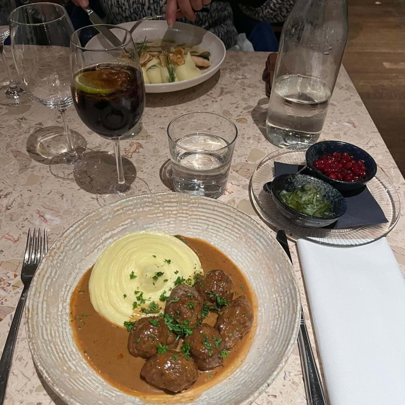 Hasselbackens köttbullar med potatispuré,  pressgurka, rårörda lingon & gräddsås – Photo from Restaurang Hasselbacken by Alexander Z. (17/02/2025)