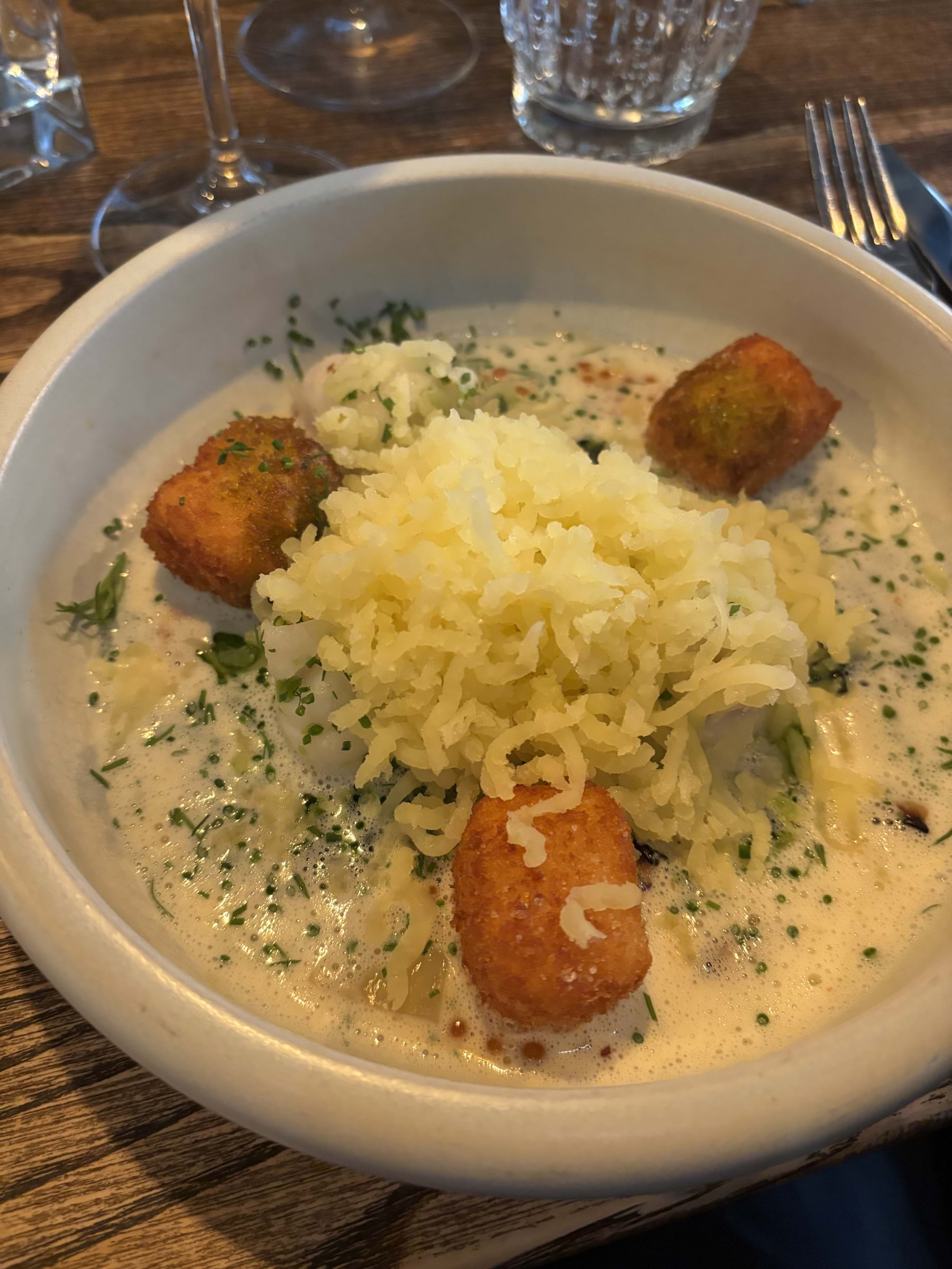 Rödtunga m kräftmousseline, vitvinssås m forellrom och pressad potatis – Bild från Restaurang Hantverket av Sofie L. (2025-04-29)