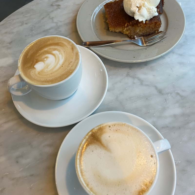 Cappuccino och mjuk sockerkaka – Photo from Restaurang Stråket by Jessica K. (22/10/2023)