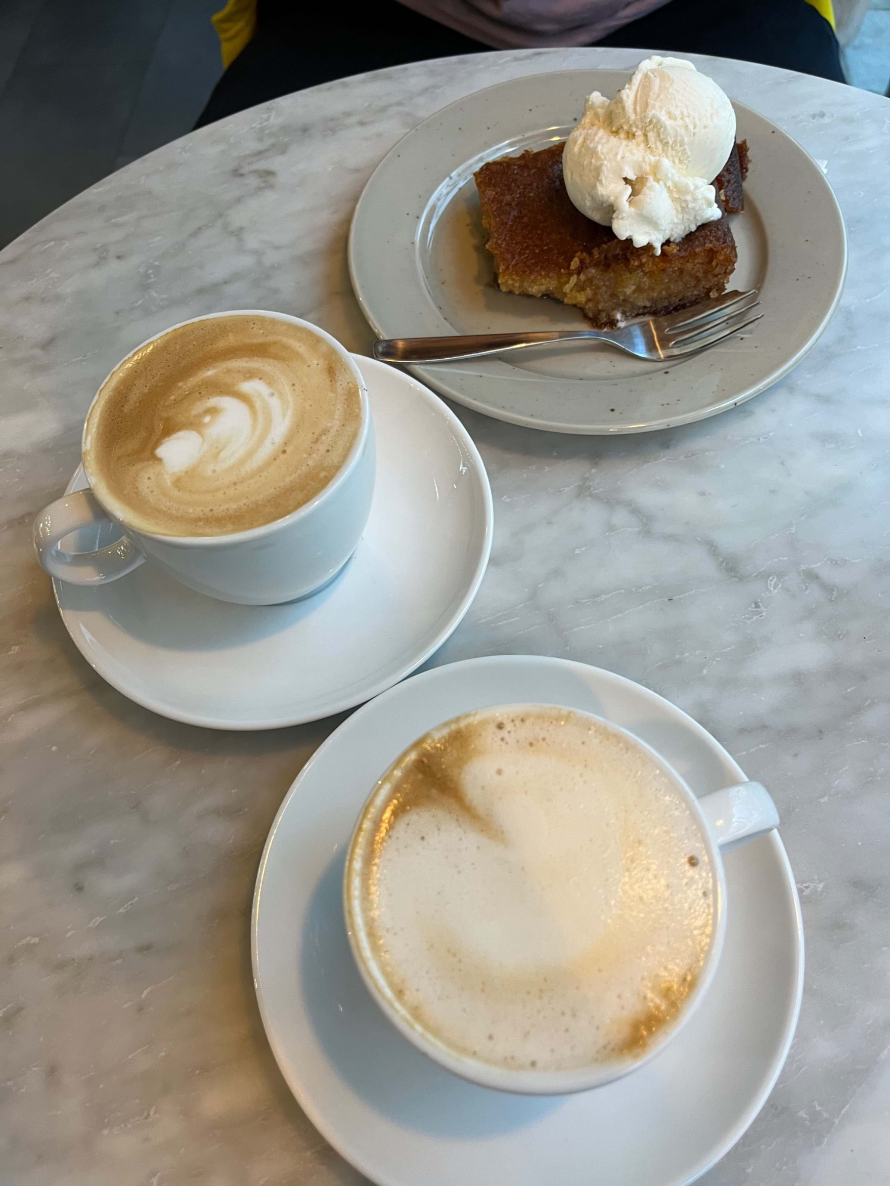 Cappuccino och mjuk sockerkaka – Bild från Restaurang Stråket av Jessica K. (2023-10-22)