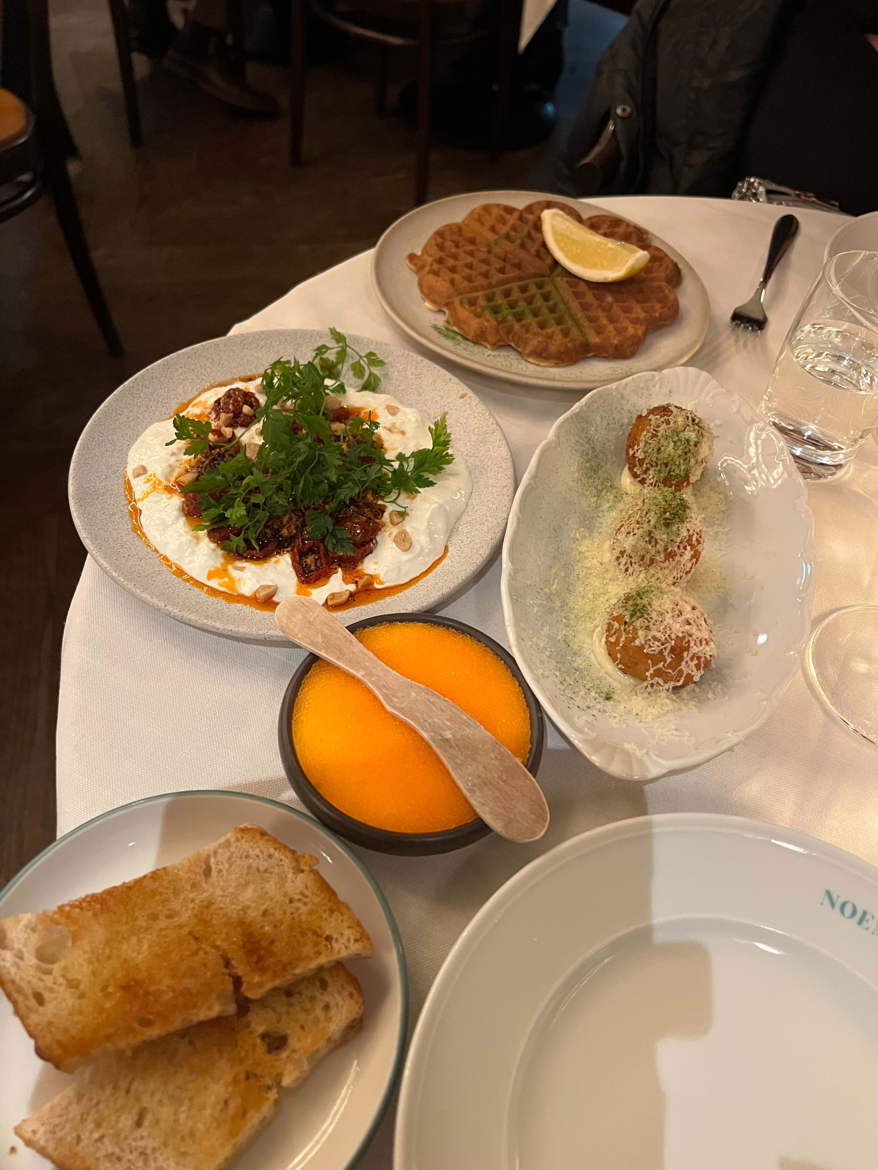 Surdegsvåffla med löjrom, stracciatella, kroketter – Photo from Restaurang Noema by Josefine W. (19/01/2026)