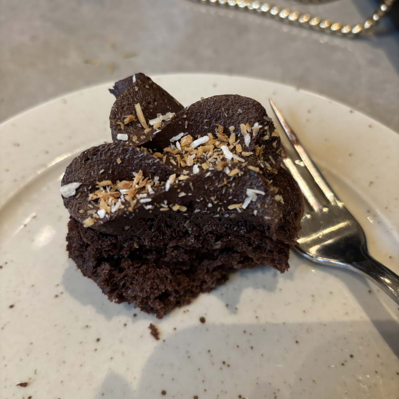Choklad kaka med choklad nötig frosting – Photo from Robin Delselius Bageri Södermalm by Madiha S. (26/04/2025)