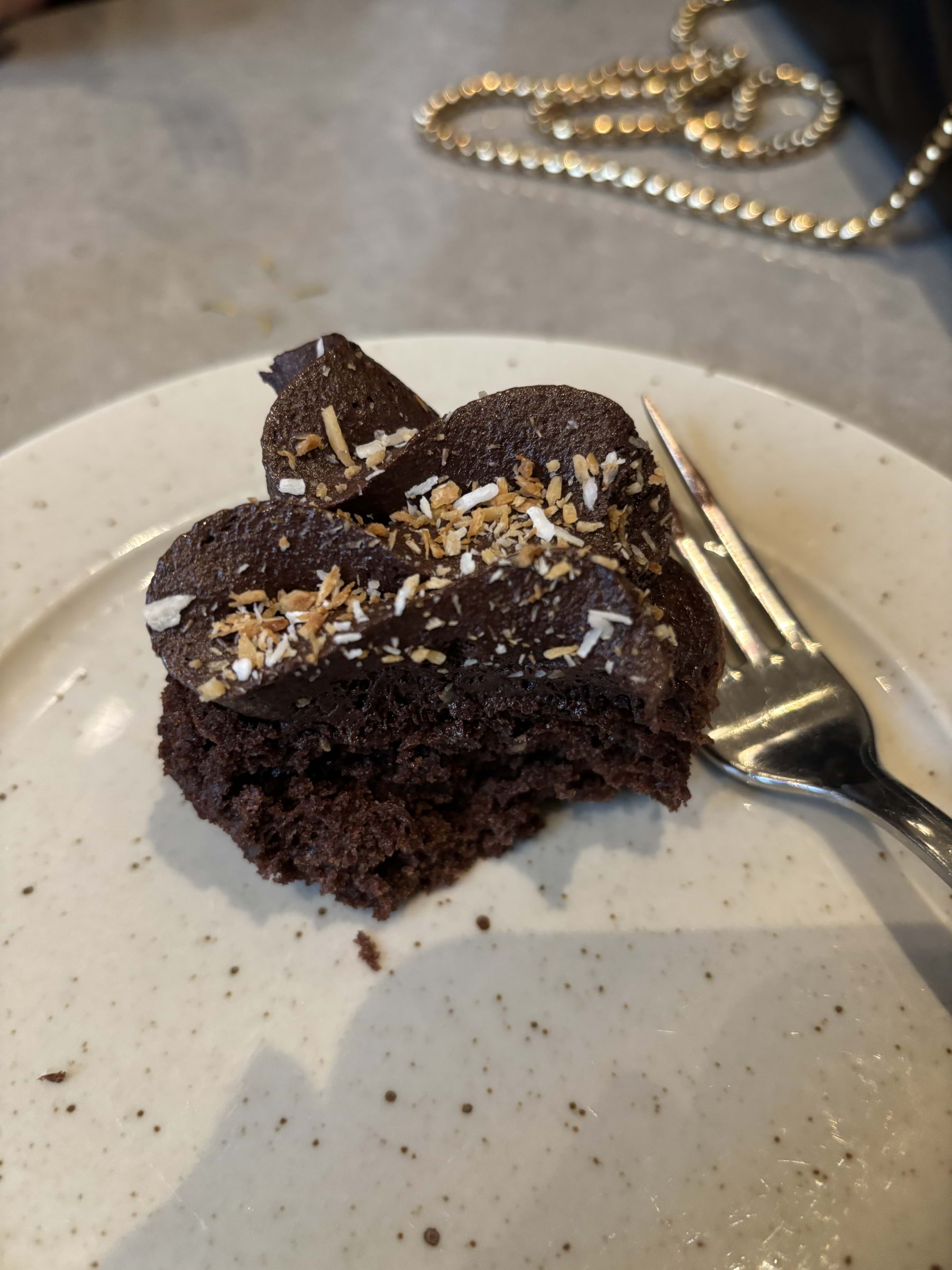 Choklad kaka med choklad nötig frosting – Bild från Robin Delselius Bageri Södermalm av Madiha S. (2025-04-26)