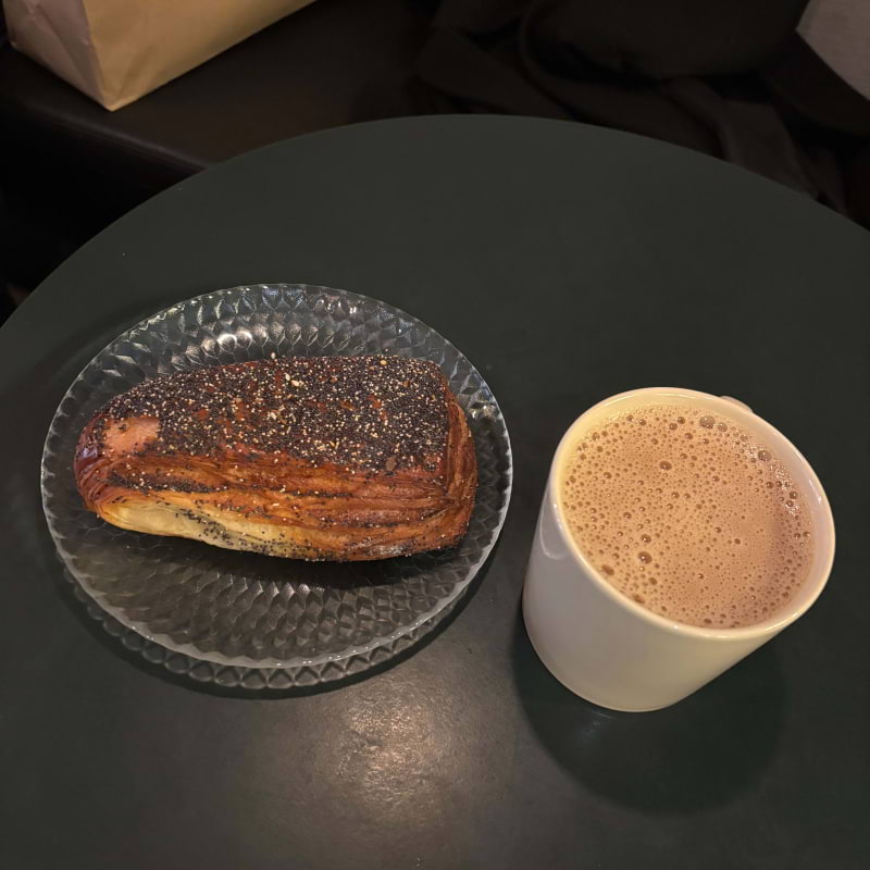 Croissant & kaffe på St Pauls. – Bild från S:t Paul Bageri Sankt Paulsgatan av Lisa M. (2026-05-03)