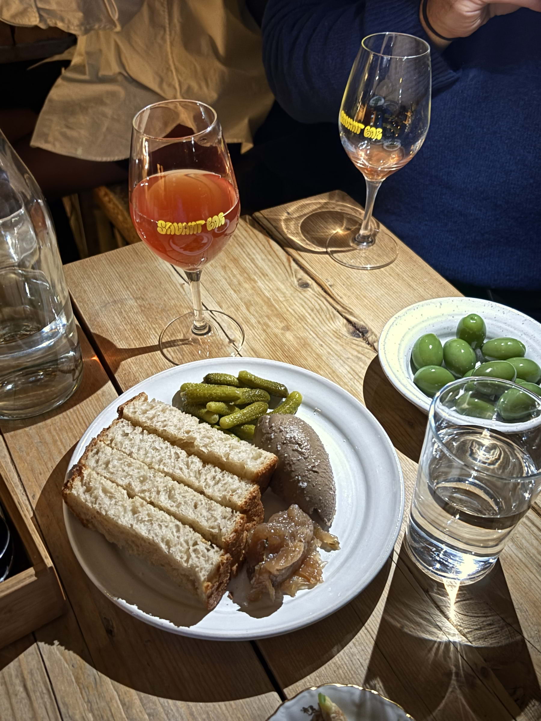 Svampmousse med grillat bröd, cornichons och lökmarmelad – Bild från Savant Bar av Lisa M. (2025-12-28)