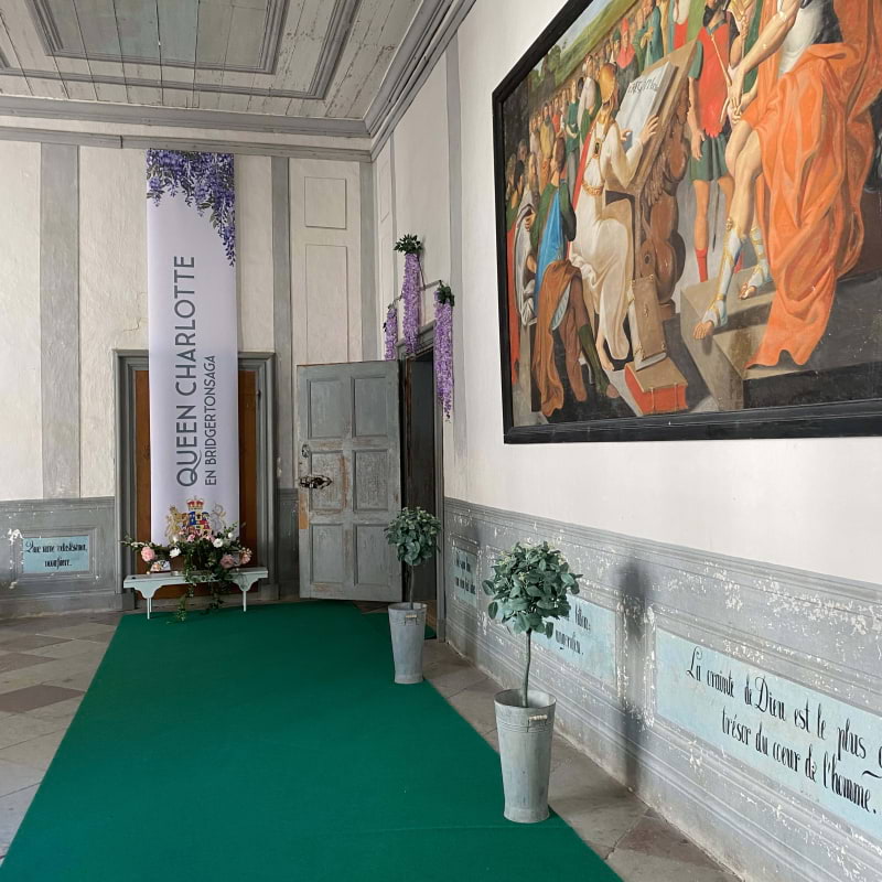 Ingången till ”Queen Charlotte- a Bridgerton story👑”- utställningen – Bild från Skoklosters slott av Anna L. (2025-07-15)