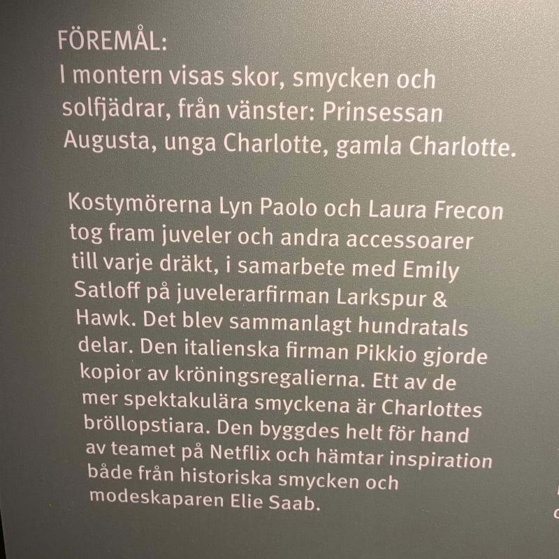 Information text om kostymernas föremål 💍🥿 – Bild från Skoklosters slott av Anna L. (2025-07-15)