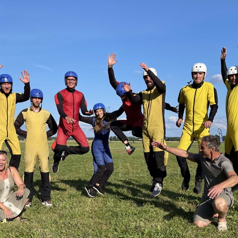 Glada elever efter fallskärmskurs – Bild från Skydive Stockholm av Robin N. (2023-10-18)