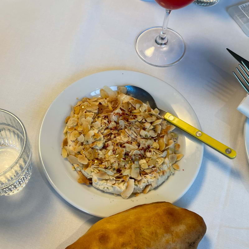 Hummus, kokos, flagnad mandel, pita – Photo from Solen by Lisa M. (03/06/2024)