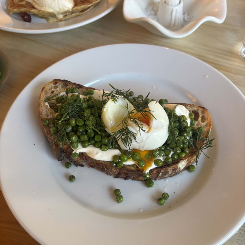 Br&ouml;d med gr&auml;ddfil, brynt sm&ouml;r, &auml;rtor och &auml;gg &ndash; Photo from Studio Canteen by Lisa&nbsp;M. (24/02/2026)