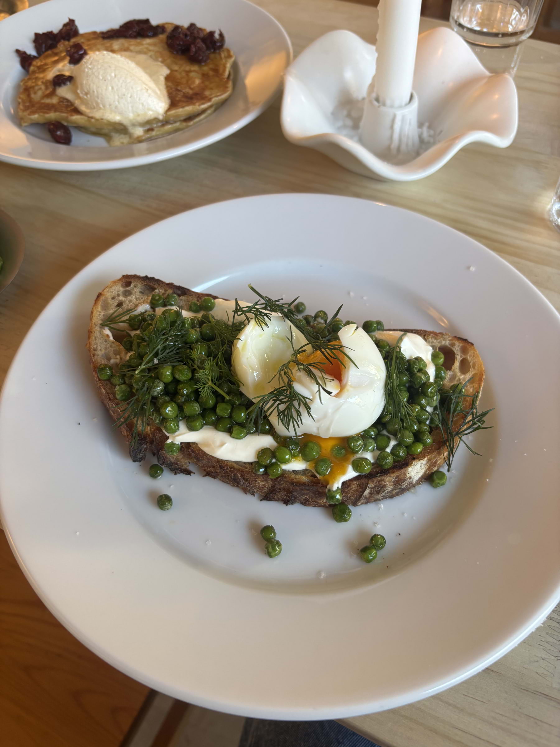 Bröd med gräddfil, brynt smör, ärtor och ägg – Photo from Studio Canteen by Lisa M. (24/02/2026)