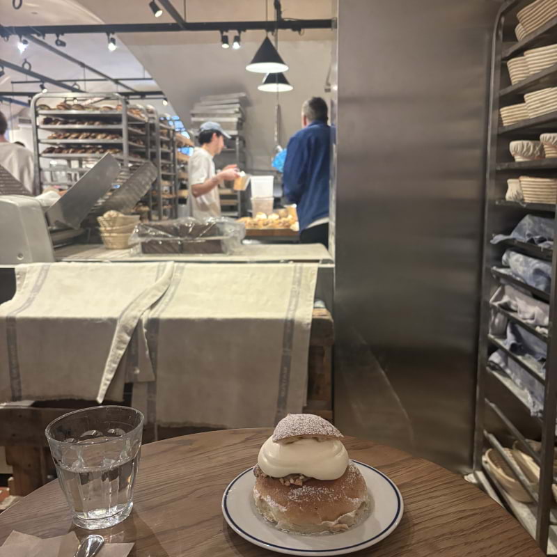 Semla p&aring; Stora Bageriet &ndash; Bild fr&aring;n Stora Bageriet &Ouml;stermalm av Lisa&nbsp;M. (2026-01-25)
