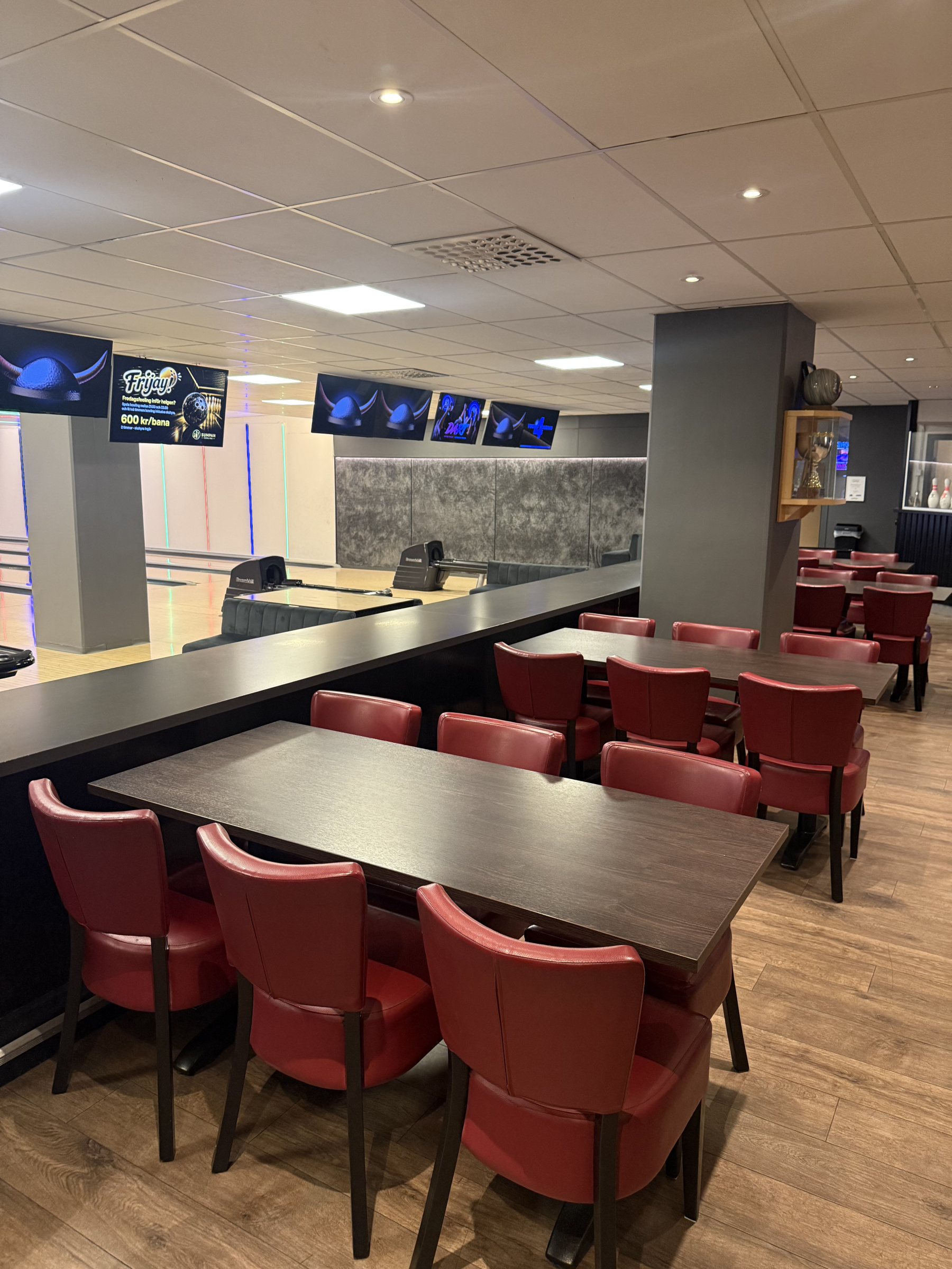 Bowlingbanor och sittplatser på Sumpan Bowling – Billede fra Sundbybergs Bowlinghall af Sundbybergs B. (05.10.2026)