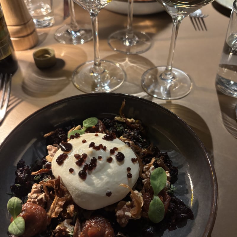 Rödbetstartar med chevreskum, valnötter och torkad svamp – Billede fra Terreno Kitchen af Mimmi G. (17.10.2026)