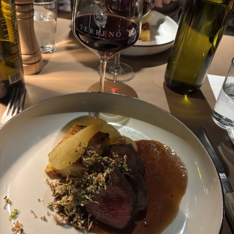 Hjortfilé med potatisterrin, rivet äpple, inkokt päron och rödvinssås – Billede fra Terreno Kitchen af Mimmi G. (17.10.2026)