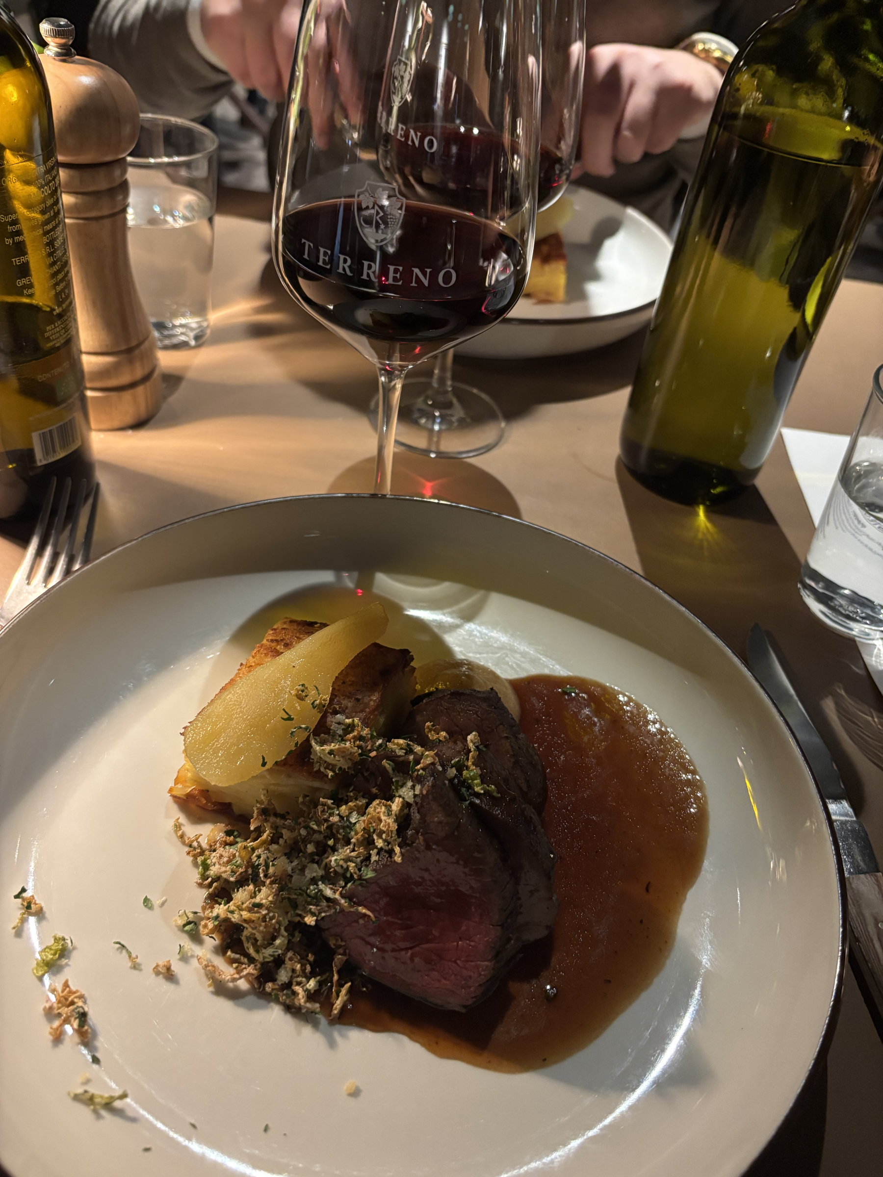Hjortfilé med potatisterrin, rivet äpple, inkokt päron och rödvinssås – Billede fra Terreno Kitchen af Mimmi G. (17.10.2026)