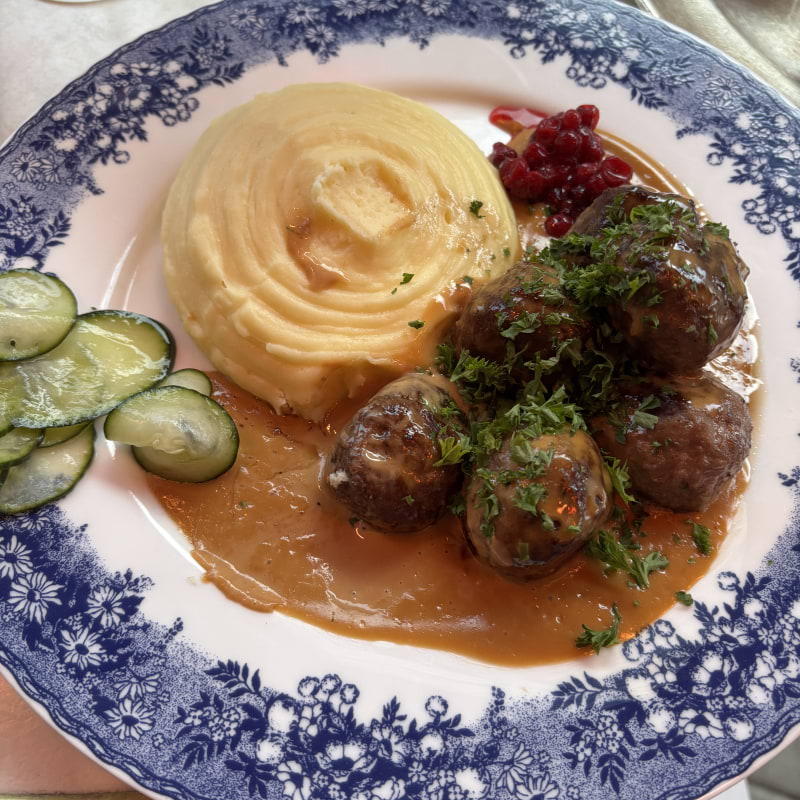Köttbullar med potatismos, lingon och gurka – Photo from Tennstopet by Sofie L. (20/08/2025)