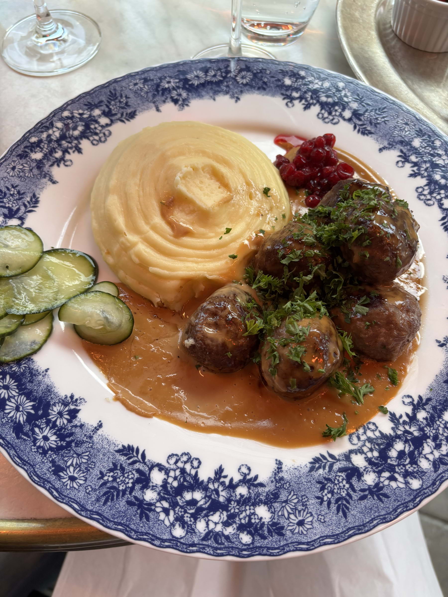 Köttbullar med potatismos, lingon och gurka – Photo from Tennstopet by Sofie L. (20/08/2025)