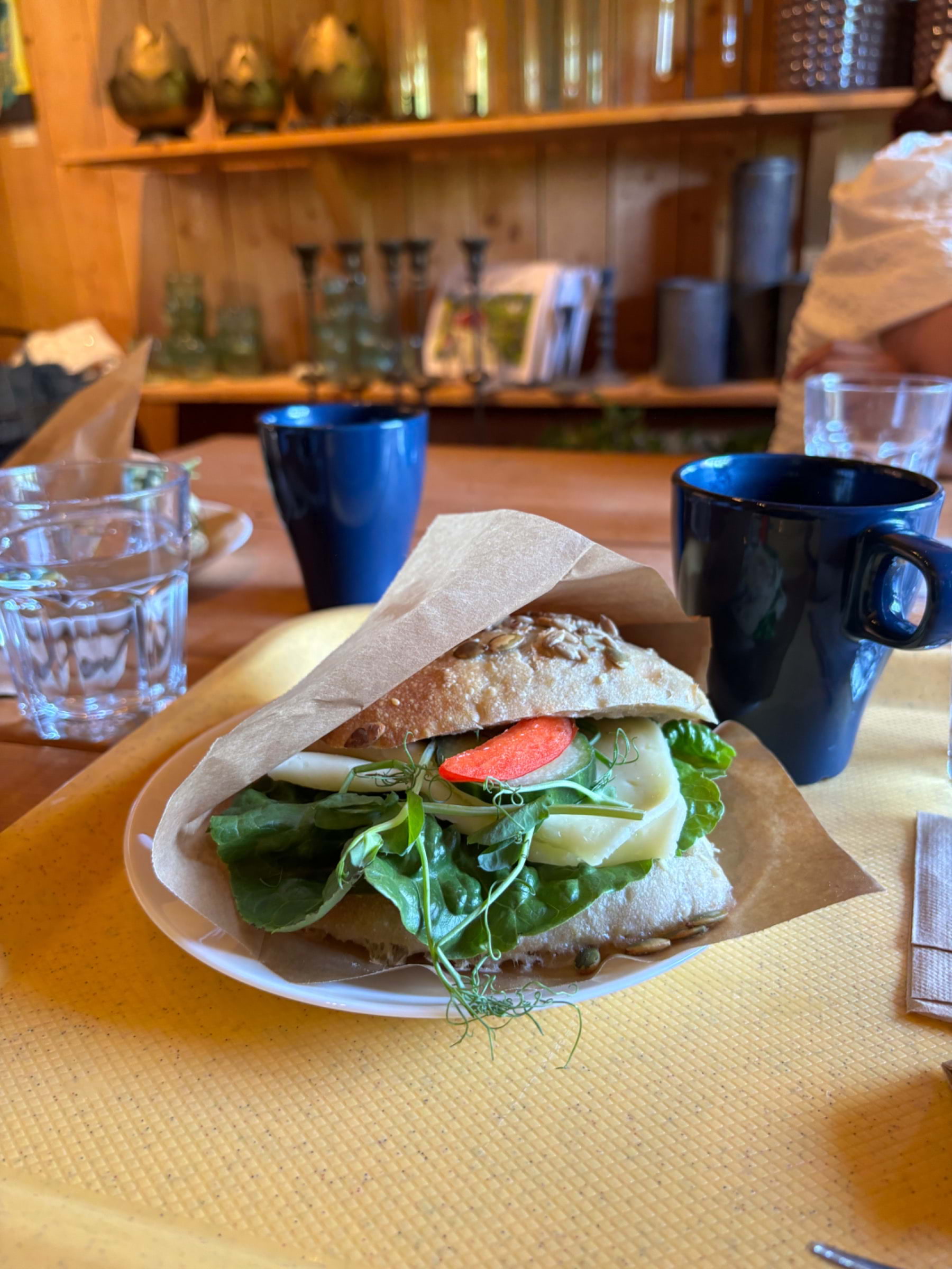 Vegetariskt smörgås med brygg kaffe  – Bild från The Nut House av Madiha S. (2024-05-29)