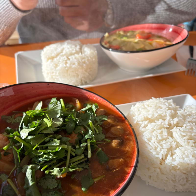 Grön curry med räkor och tomyam soppa – Bild från Thai House Wok Sollentuna av Madiha S. (2025-02-14)