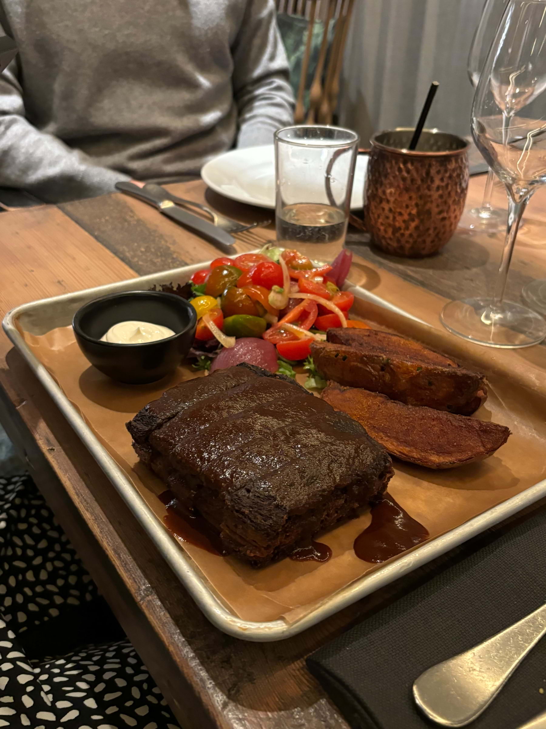 Veganskt 3D-kött med Ohio-potatis, bearnaisesås, rödvinsglaze – Photo from The Old Smokehouse by Lisa M. (17/09/2024)