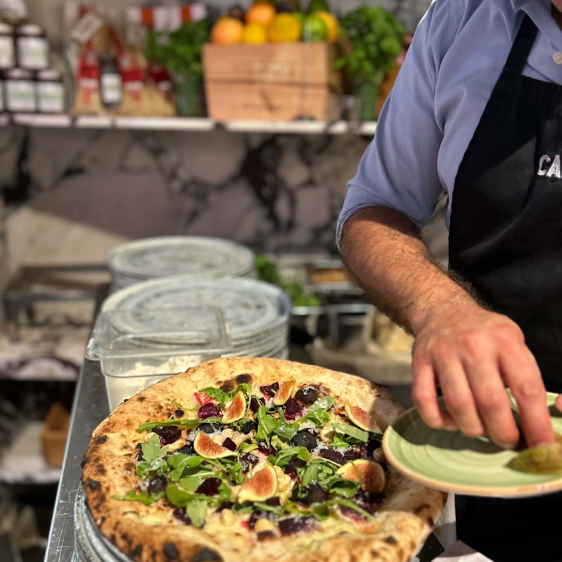 Fiko hasselnöt pizza med getost – Bild från Thatsup Event: Italiensk afton på Capricci av Madiha S. (2023-09-05)