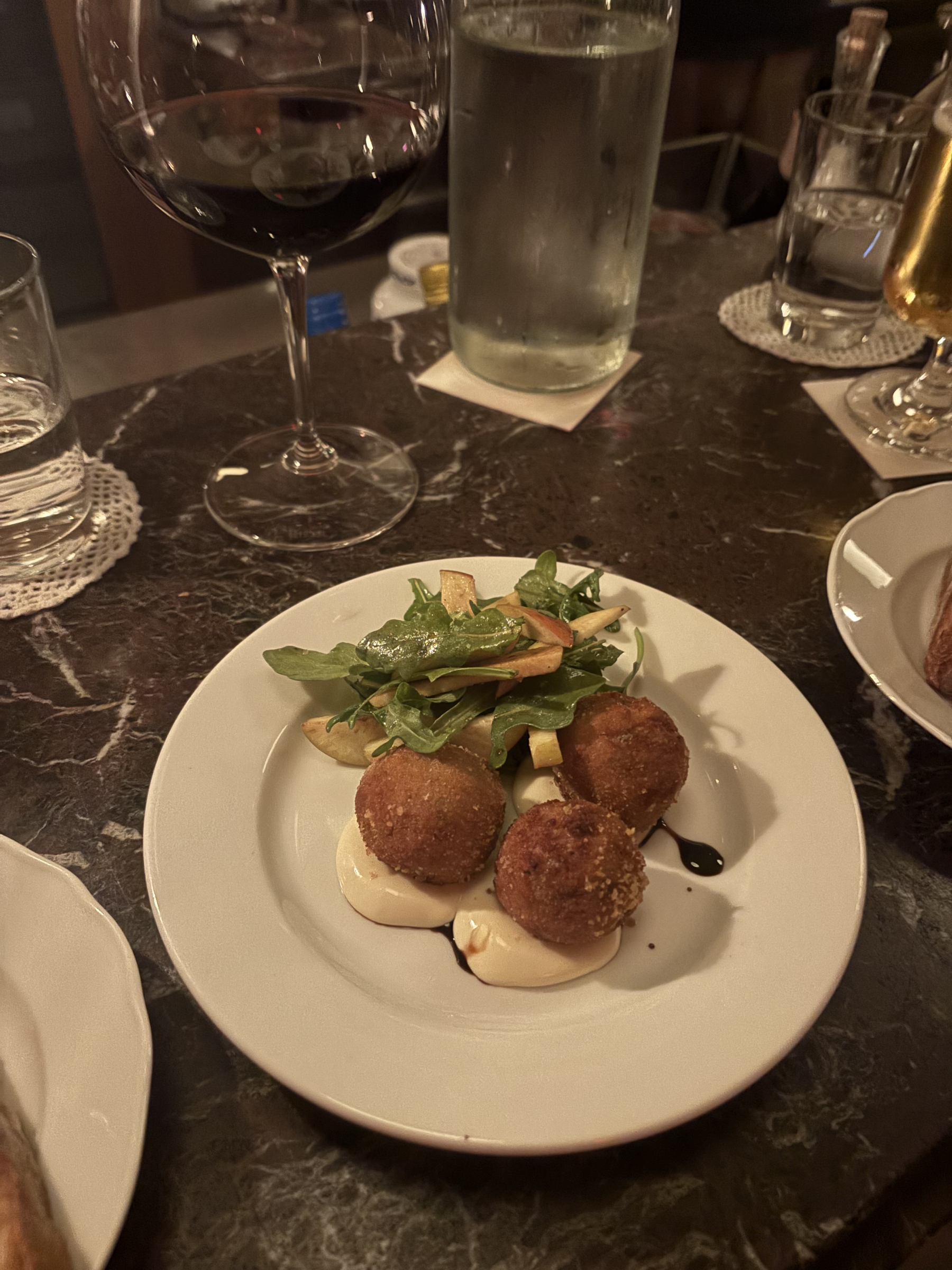 Kroketter med parmaskinka, taleggio och sallad på ruccola och äpple – Billede fra Tripletta af Mimmi G. (09.10.2026)