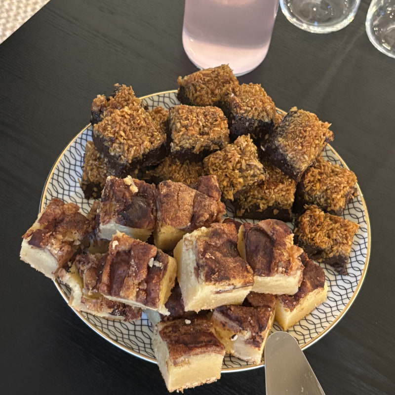 Äppelkaka och brownie med tosca från Två Systrars Bageri. – Photo from Två Systrars Bageri by Lisa M. (09/09/2025)