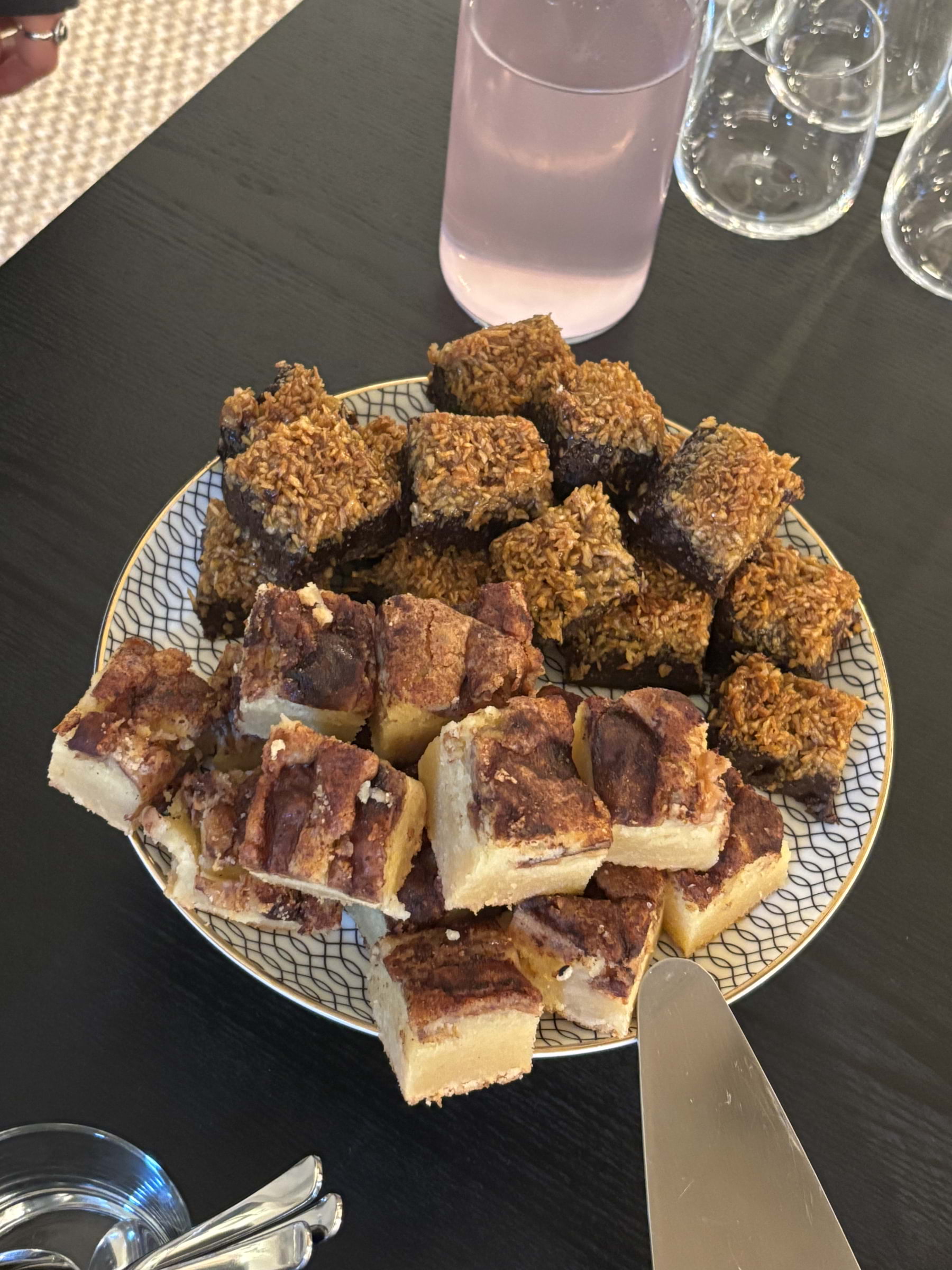 Äppelkaka och brownie med tosca från Två Systrars Bageri. – Bild från Två Systrars Bageri av Lisa M. (2025-09-09)