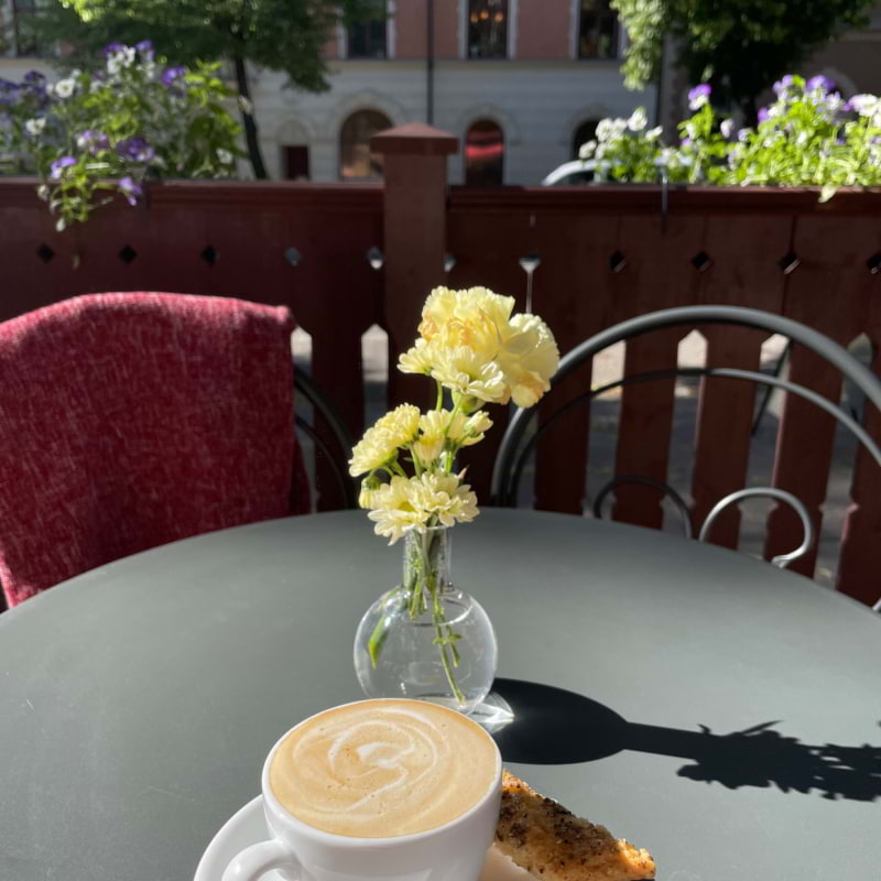 Supergott kaffe och väldigt mysig uteservering!!! – Photo from Valhallabageriet Odengatan by Carla B. (17/06/2024)