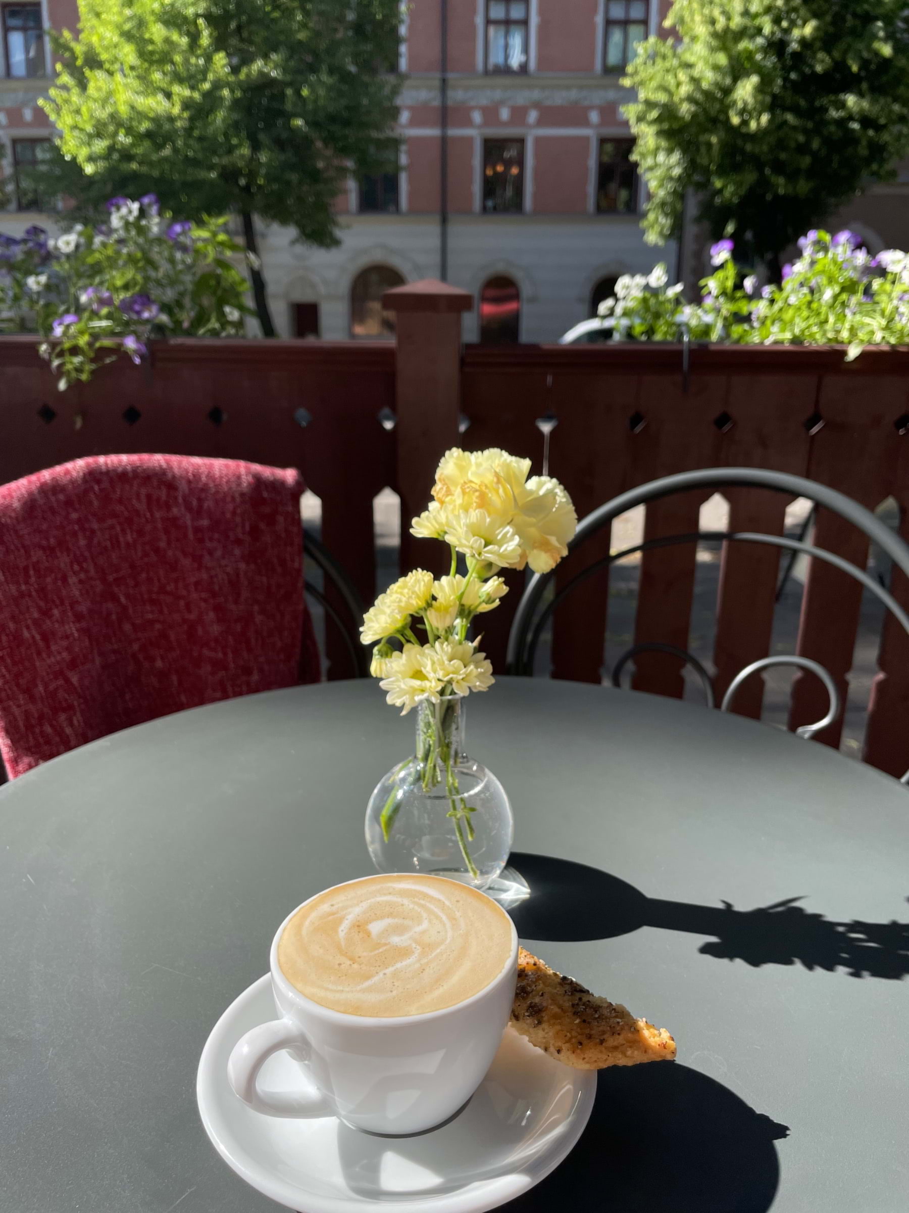 Supergott kaffe och väldigt mysig uteservering!!! – Photo from Valhallabageriet Odengatan by Carla B. (17/06/2024)