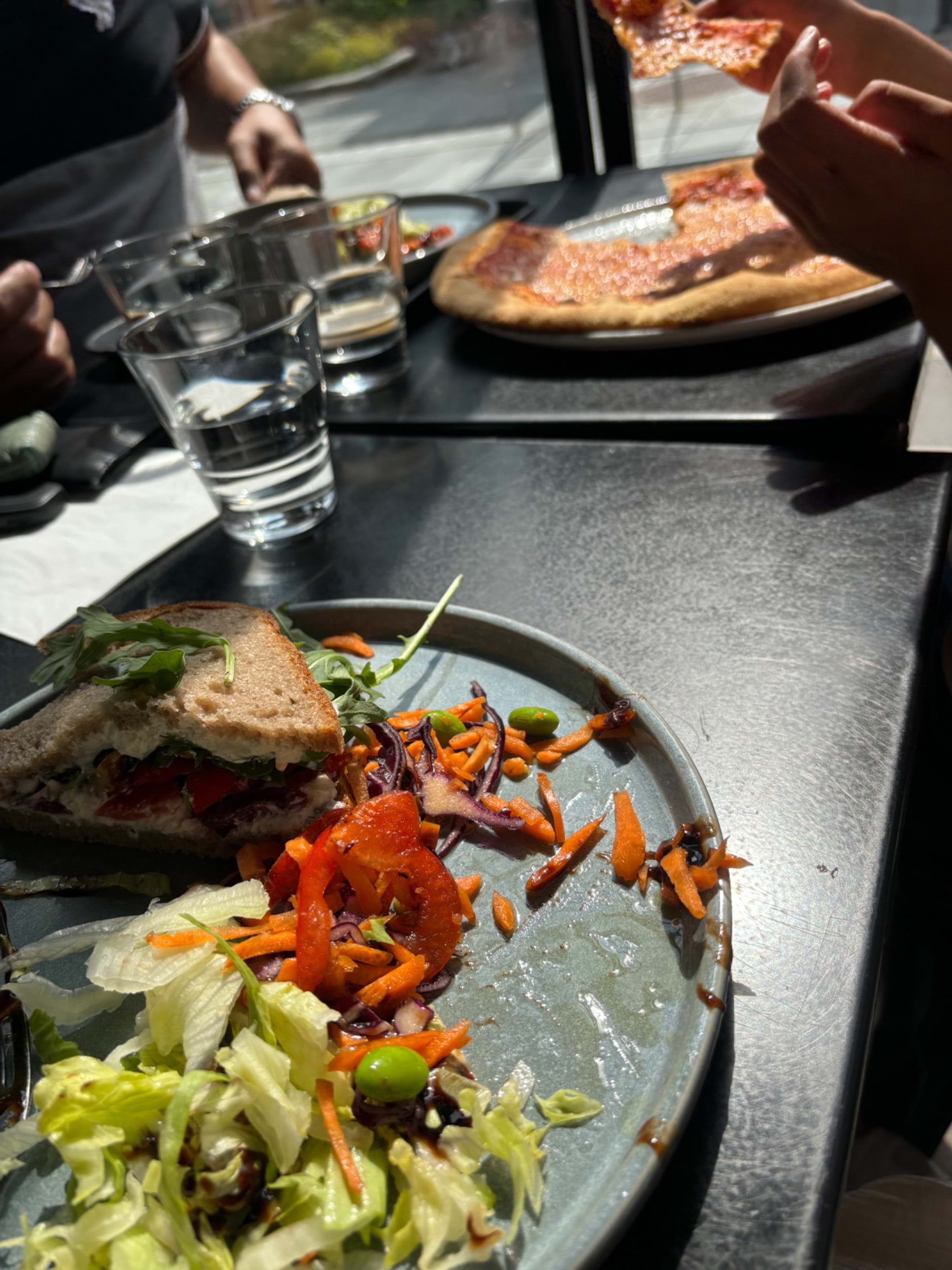 Margarita pizza och chévere rödbetsmacka – Photo from Vallentuna Stenugnsbageri Centrum by Madiha S. (28/07/2024)