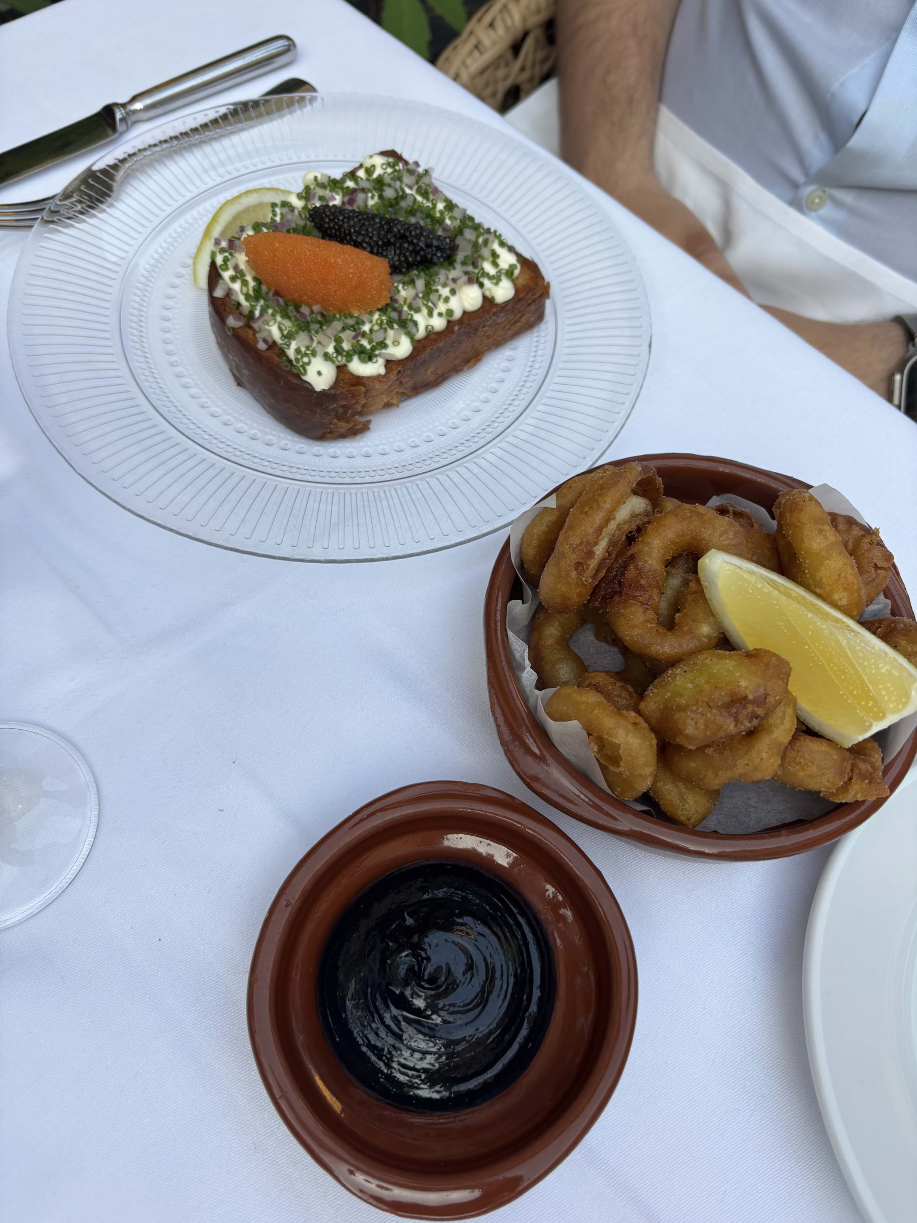 Calamares med smart aioli  samt brioche med störrom, smetana och lök – Bild från Vingården av Mimmi B. (2026-06-28)