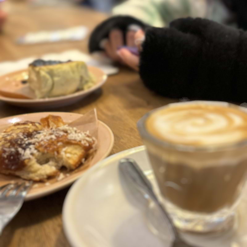 Godaste basque ostkaka – Photo from Volca Coffee Roasters by Madiha S. (06/10/2024)