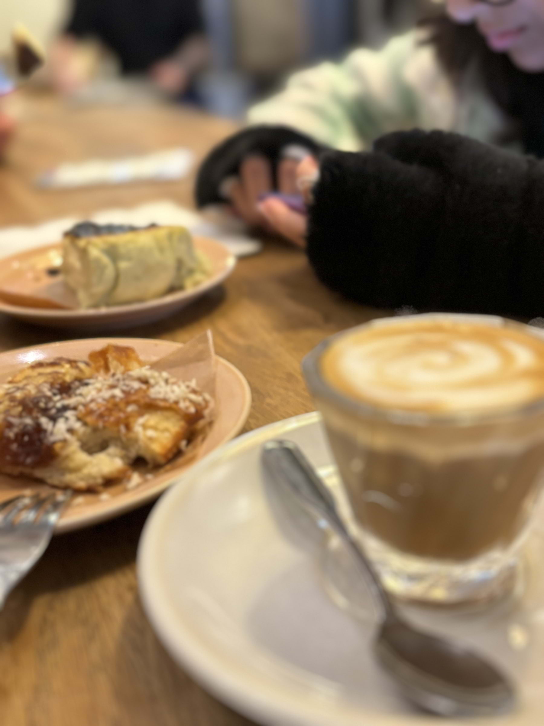 Godaste basque ostkaka – Photo from Volca Coffee Roasters by Madiha S. (06/10/2024)