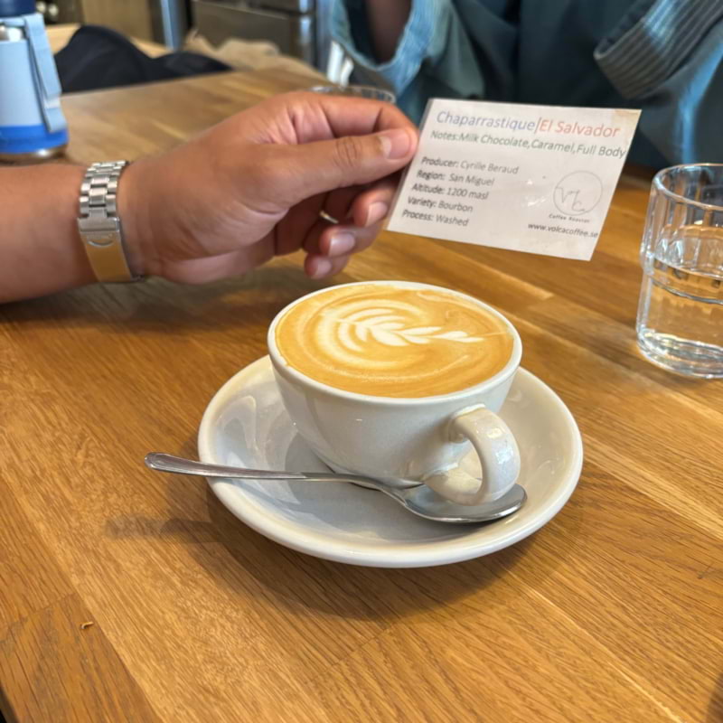 Flat white  – Photo from Volca Coffee Roasters by Madiha S. (21/07/2024)