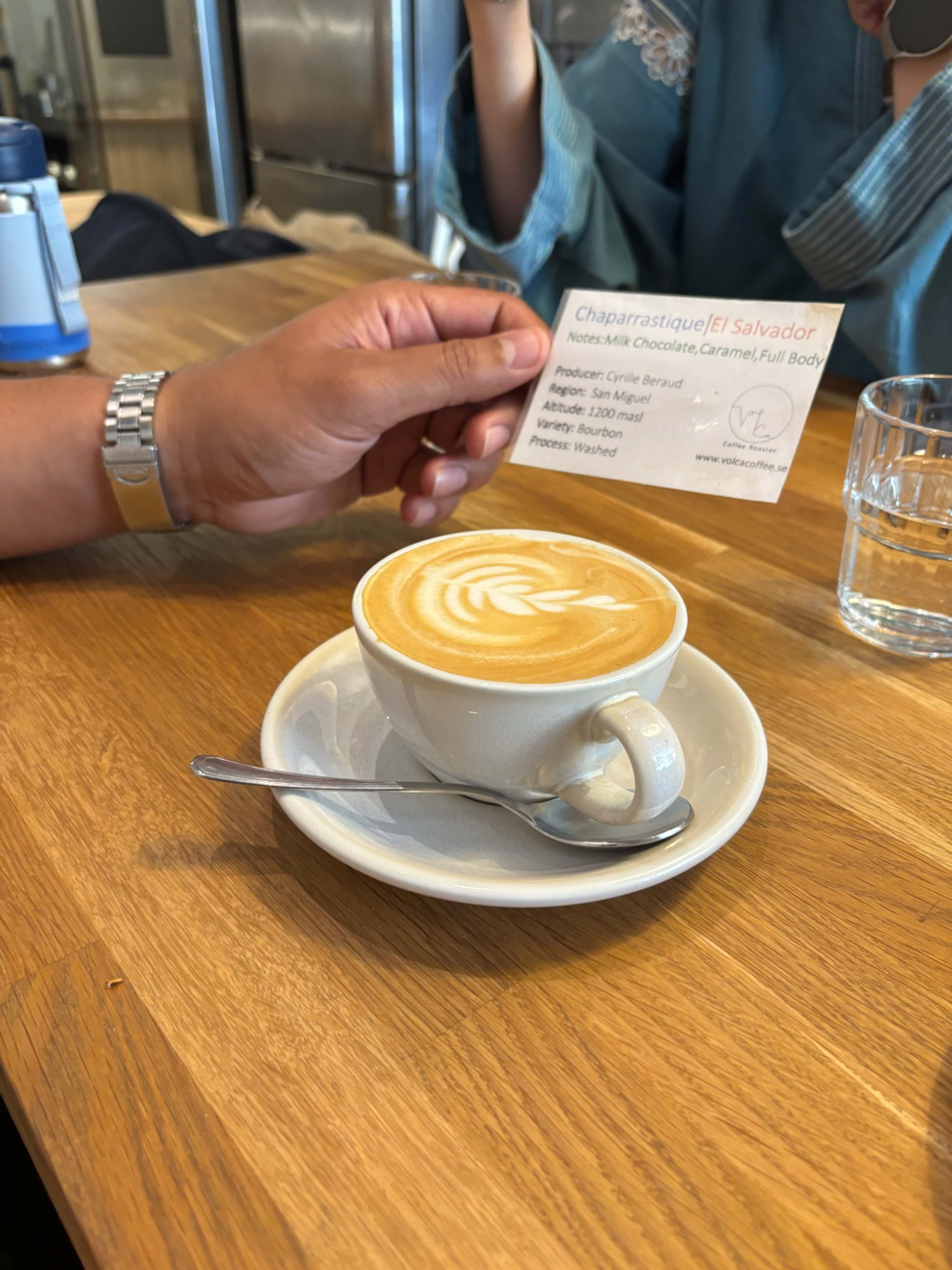 Flat white  – Photo from Volca Coffee Roasters by Madiha S. (21/07/2024)