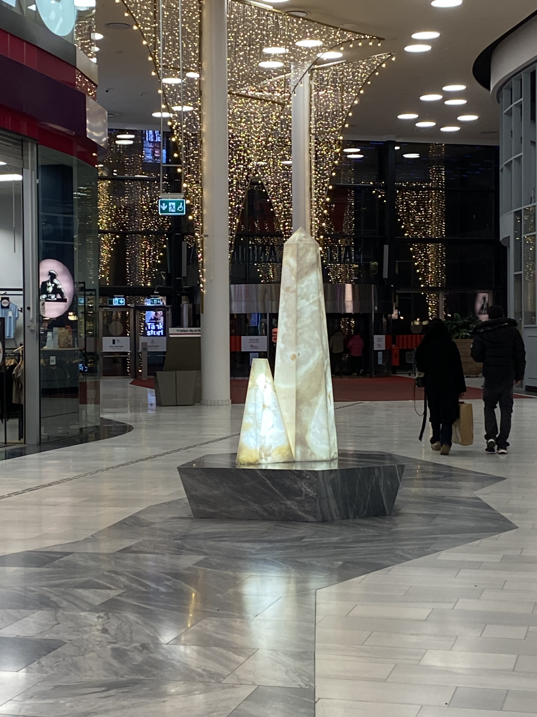 Både konst och ljussättning i ett! – Billede fra Westfield Mall of Scandinavia af Anna L. (14.10.2026)