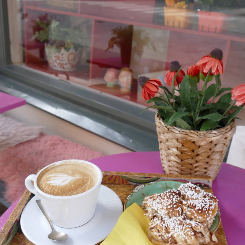 Mmm latte och en bulle, blir perfekt! – Photo from Wilmer Kungsholmen by Anna L. (14/02/2025)