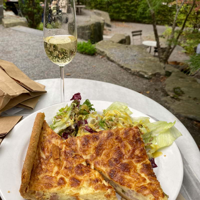 🥧 + 🥂= perfekt trädgårdscafé lunch👌🏼 – Bild från Zetas Trädgård av Anna L. (2024-10-12)